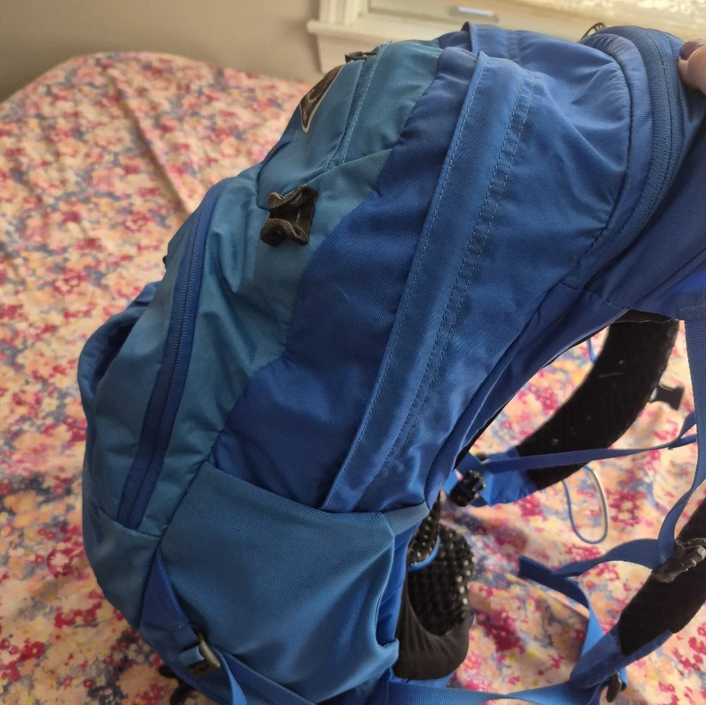 OSPREY Manta 28 Liter Backpack S/M rain Cover Gorpcore Blue - Picture 2 of 16